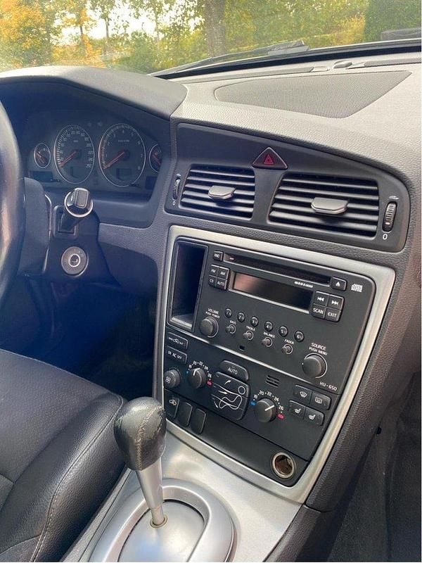 Grå Begagnad 2007 Volvo S60 Kinetic Sedan | 40 000 kr (Marknadspris) - Bild 1/4