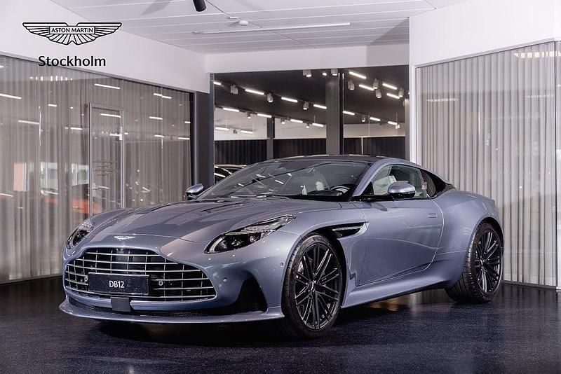 Blå Begagnad 2024 Aston Martin DB12 Sportkupé | 2 975 000 kr - Bild 1/4