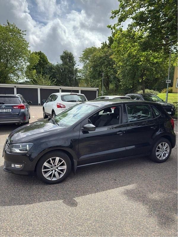 Svart Begagnad 2014 VW Polo Halvkombi | 73 000 kr (Marknadspris) - Bild 1/4