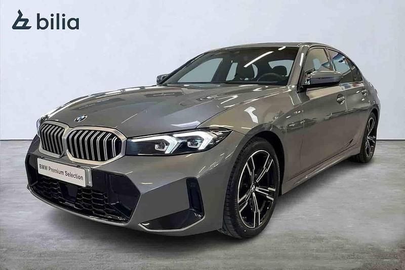 Grå Begagnad 2024 BMW 320 Comfort Edition Sedan | 469 900 kr (Marknadspris) - Bild 1/1