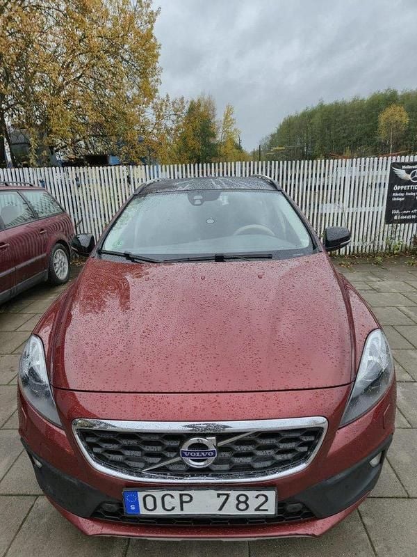 Röd Begagnad 2014 Volvo V40 CC Momentum Kombi | 135 000 kr (Marknadspris) - Bild 1/4