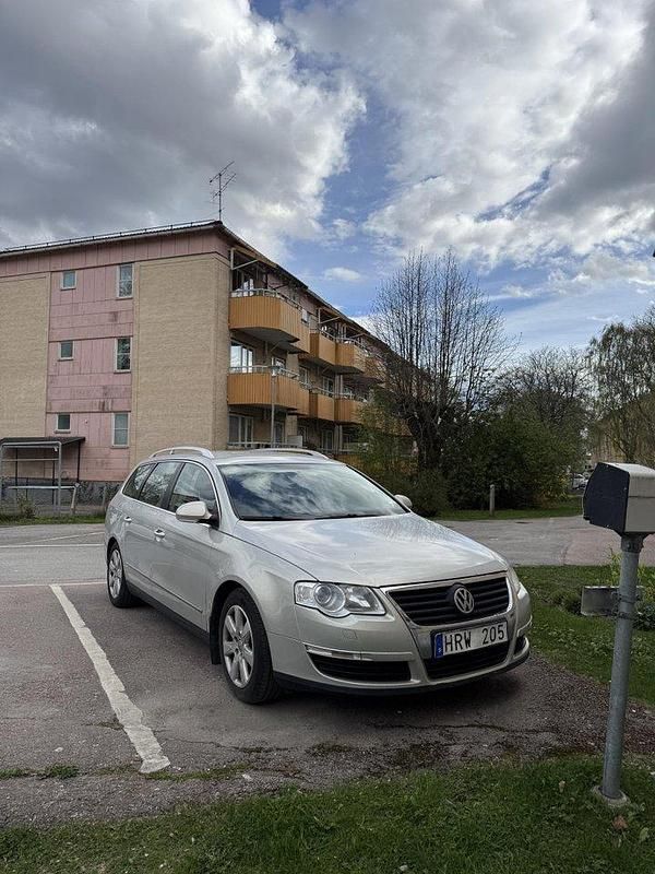 Silver Begagnad 2010 VW Passat Sportline Kombi | 8 000 kr (Superpris) - Bild 1/4