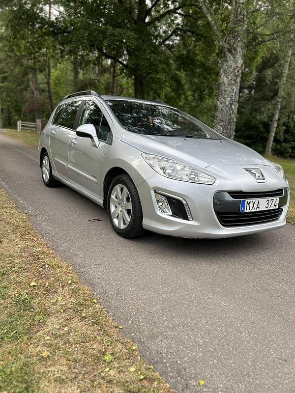 Grå Begagnad 2012 Peugeot 308 Kombi | 45 000 kr (Marknadspris) - Bild 1/4