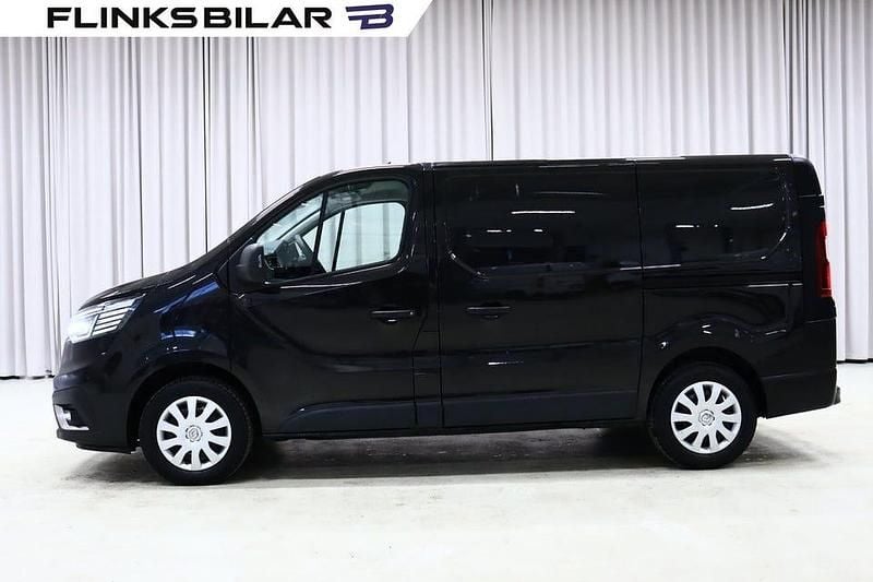 Svart metallic Begagnad 2023 Renault Trafic Minibuss | 248 750 kr - Bild 1/4