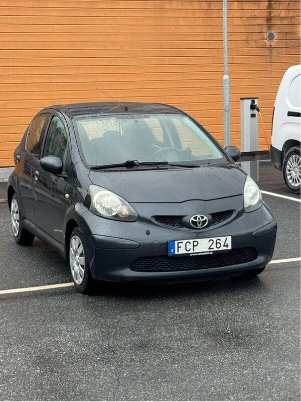 Grå Begagnad 2006 Toyota Aygo Halvkombi | 22 500 kr (Marknadspris) - Bild 1/4