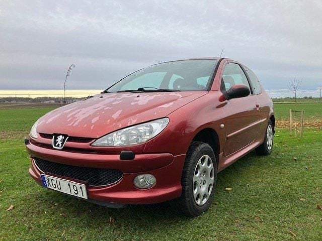 Röd Begagnad 2005 Peugeot 206 Halvkombi | 14 900 kr (Marknadspris) - Bild 1/2