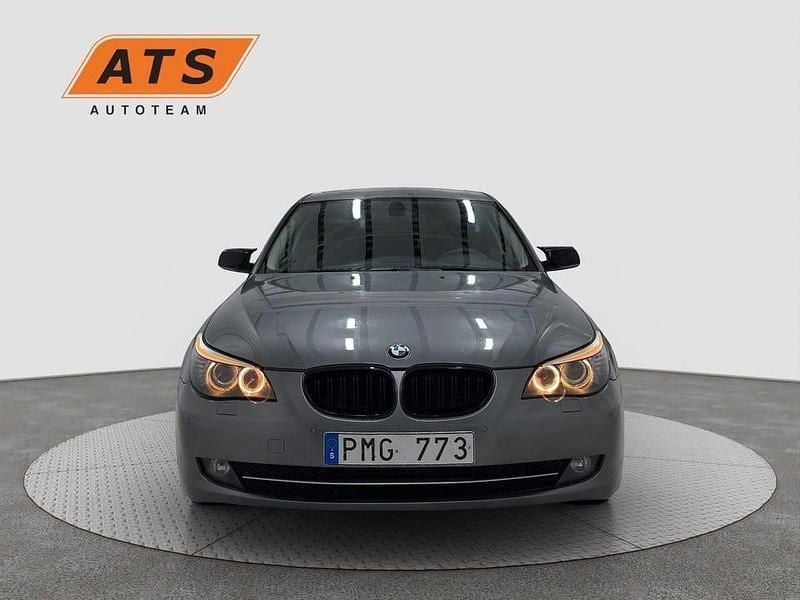 Grå Begagnad 2009 BMW 520 Sedan | 64 900 kr (Bra pris) - Bild 1/4