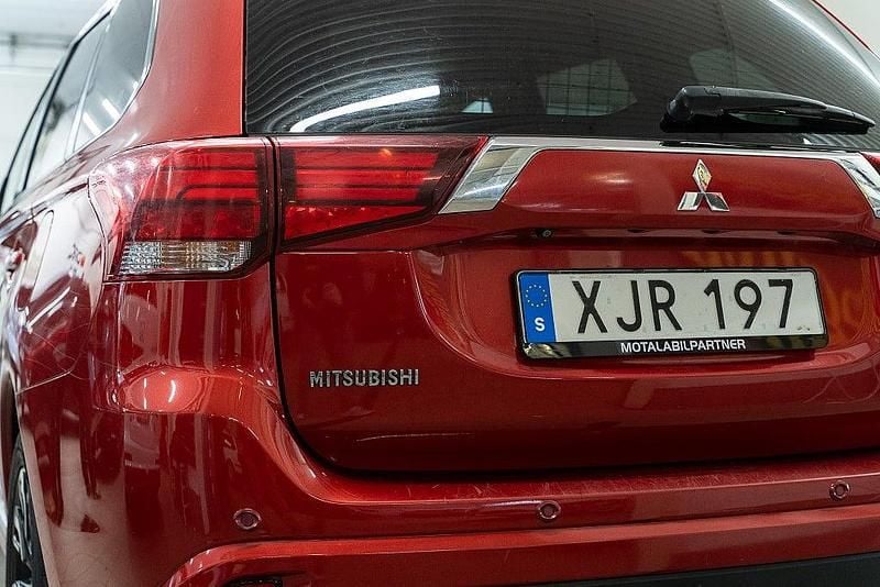 Begagnad Mitsubishi Outlander P-HEV 121 HK (88 kW) 2018 Röd SUV