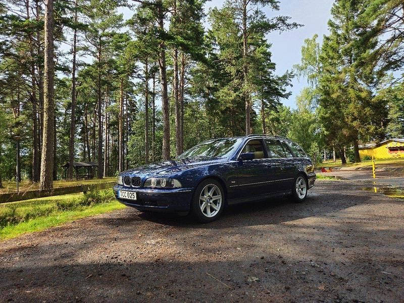 Blå Begagnad 2000 BMW 540 M Sport Kombi | 70 000 kr - Bild 1/4
