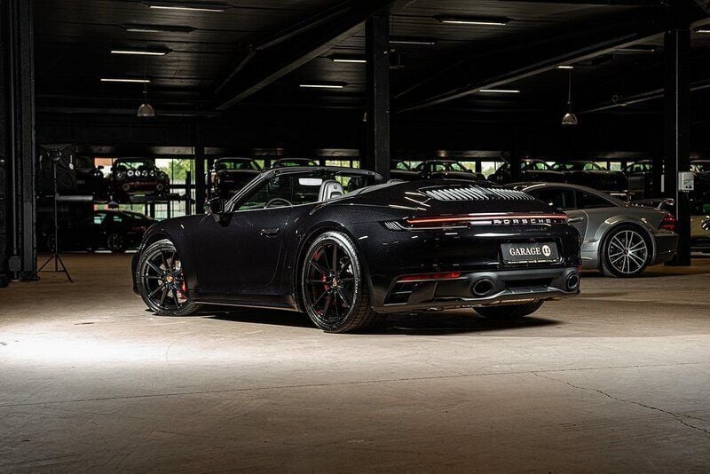 Begagnad Porsche 911 Carrera 4S Cabriolet 451 HK (331 kW) 2024 Svart Cab