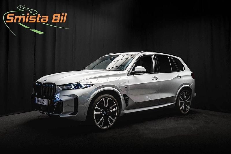Grå Begagnad 2023 BMW X5 M Sport SUV | 1 044 900 kr (Marknadspris) - Bild 1/4
