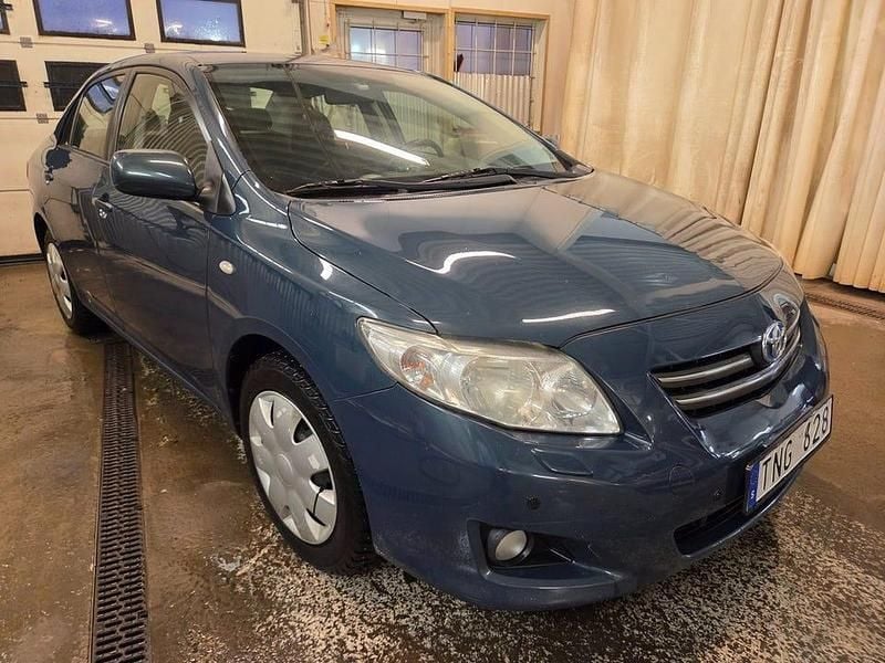 Blå Begagnad 2010 Toyota Corolla Sedan | 69 900 kr (Marknadspris) - Bild 1/4