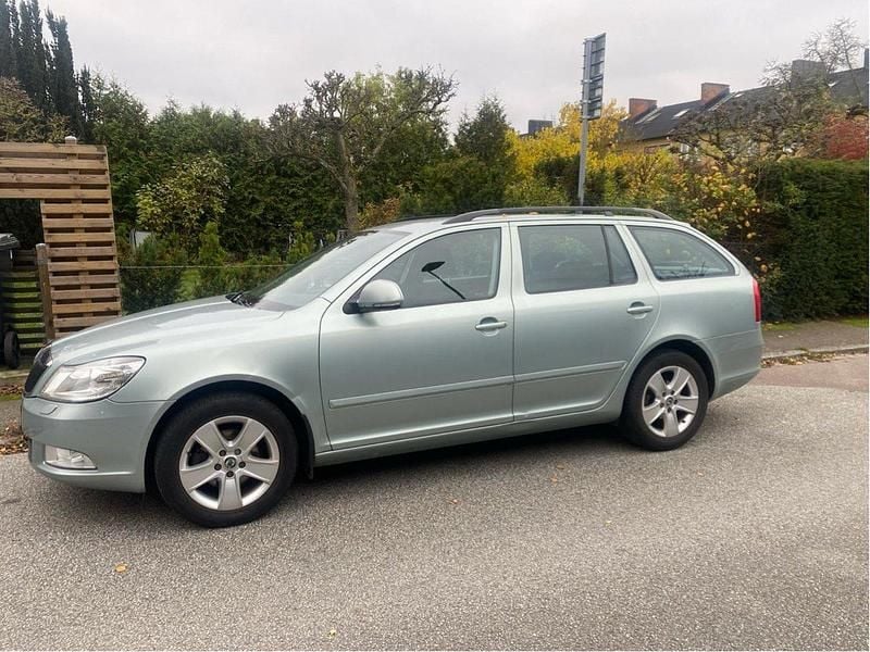 Grön Begagnad 2011 Skoda Octavia Elegance Kombi | 37 000 kr (Superpris) - Bild 1/4