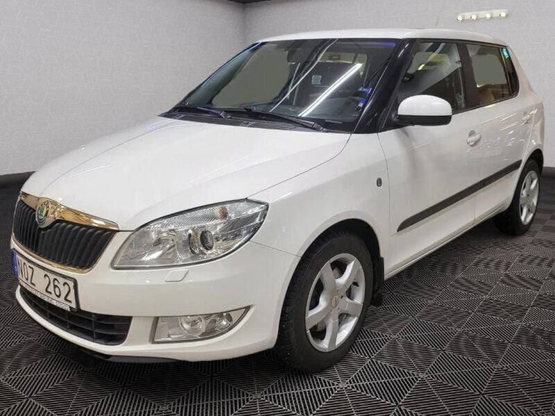 Vit Begagnad 2011 Skoda Fabia Ambiente Halvkombi | 59 900 kr (Marknadspris) - Bild 1/4