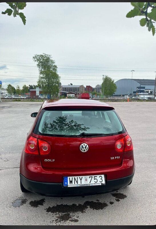 Röd Begagnad 2005 VW Golf IV Comfortline Halvkombi | 19 000 kr (Bra pris) - Bild 1/3