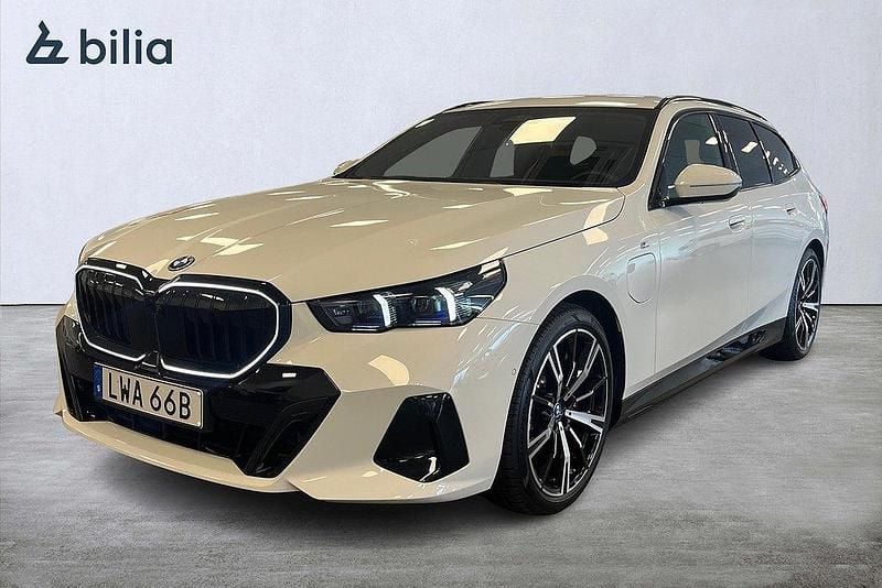 Vit Begagnad 2024 BMW 530e M Sport Kombi | 679 000 kr (Bra pris) - Bild 1/4
