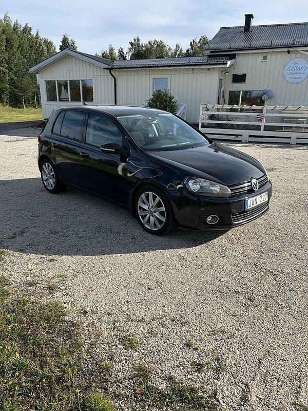 Svart Begagnad 2009 VW Golf VI Halvkombi | 65 000 kr (Bra pris) - Bild 1/4