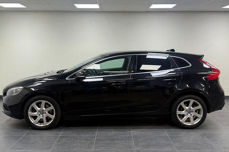 Begagnad Volvo V40 Momentum 150 HK (110 kW) 2012 Svart Kombi