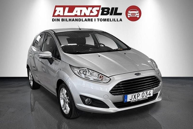 Grå Begagnad 2016 Ford Fiesta Titanium Halvkombi | 129 000 kr (Marknadspris) - Bild 1/4