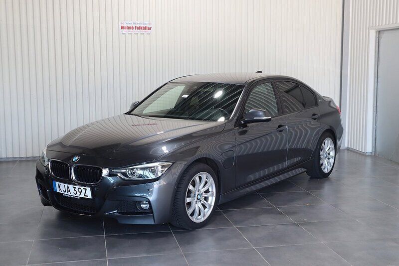 Grå Begagnad 2016 BMW 330e M Sport Sedan | 159 900 kr (Marknadspris) - Bild 1/4