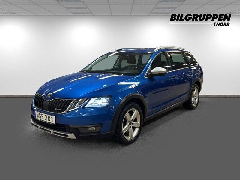 Blå Begagnad 2017 Skoda Octavia Scout Kombi | 189 900 kr (Marknadspris) - Bild 1/4