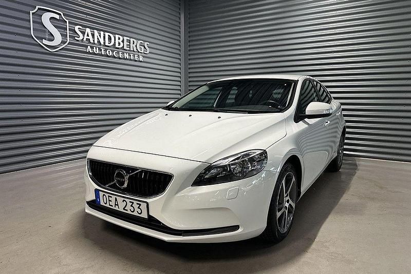 Vit Begagnad 2016 Volvo V40 Kinetic Kombi | 174 500 kr (Marknadspris) - Bild 1/4