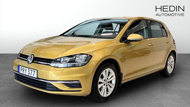 Gul (yellow) Begagnad 2017 VW Golf VII Halvkombi | 154 800 kr (Marknadspris) - Bild 1/4