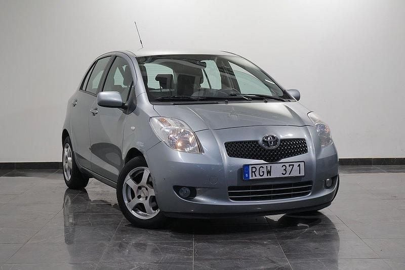 Grå Begagnad 2007 Toyota Yaris Halvkombi | 69 000 kr (Marknadspris) - Bild 1/4
