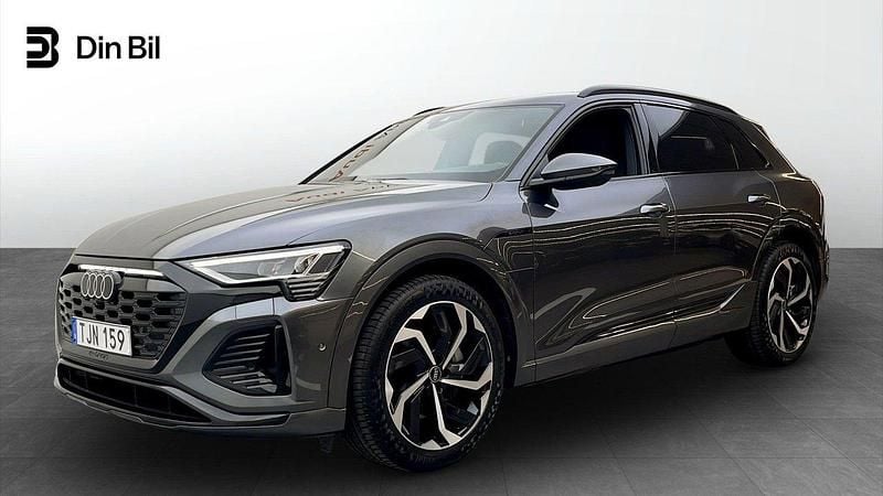 Grå Begagnad 2023 Audi Q8 e-tron S-Line SUV | 629 000 kr (Bra pris) - Bild 1/4