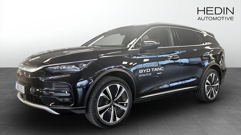 Svart (black) Begagnad 2024 BYD Tang SUV | 639 900 kr (Marknadspris) - Bild 1/4