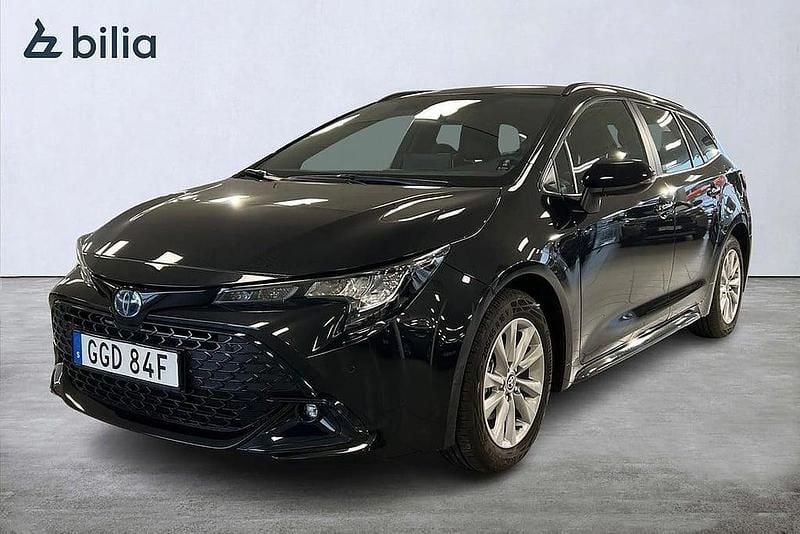 Svart Begagnad 2025 Toyota Corolla Active Kombi | 309 800 kr (Marknadspris) - Bild 1/3