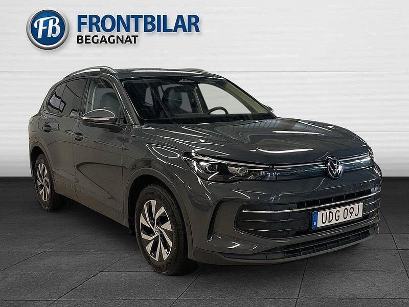 Mörkgrå (grå) Begagnad 2024 VW Tiguan Life SUV | 364 900 kr (Lite dyr) - Bild 1/3
