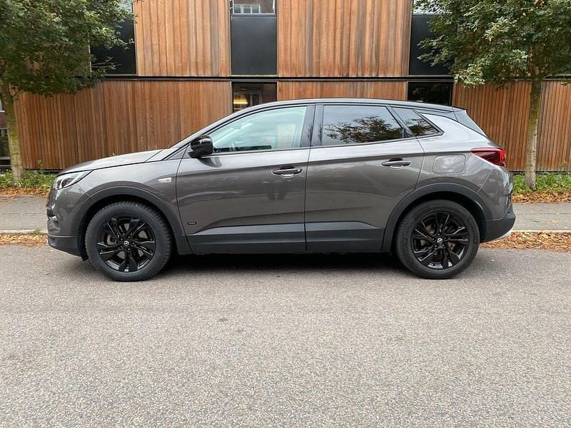 Grå Begagnad 2021 Opel Grandland X Design Edition SUV | 218 700 kr (Marknadspris) - Bild 1/4