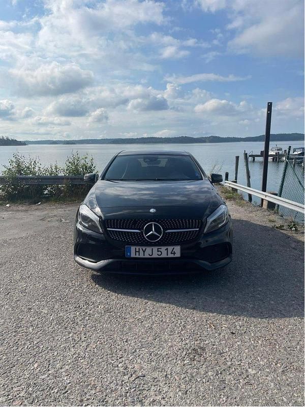 Svart Begagnad 2016 Mercedes A180 AMG Halvkombi | 150 000 kr (Marknadspris) - Bild 1/4