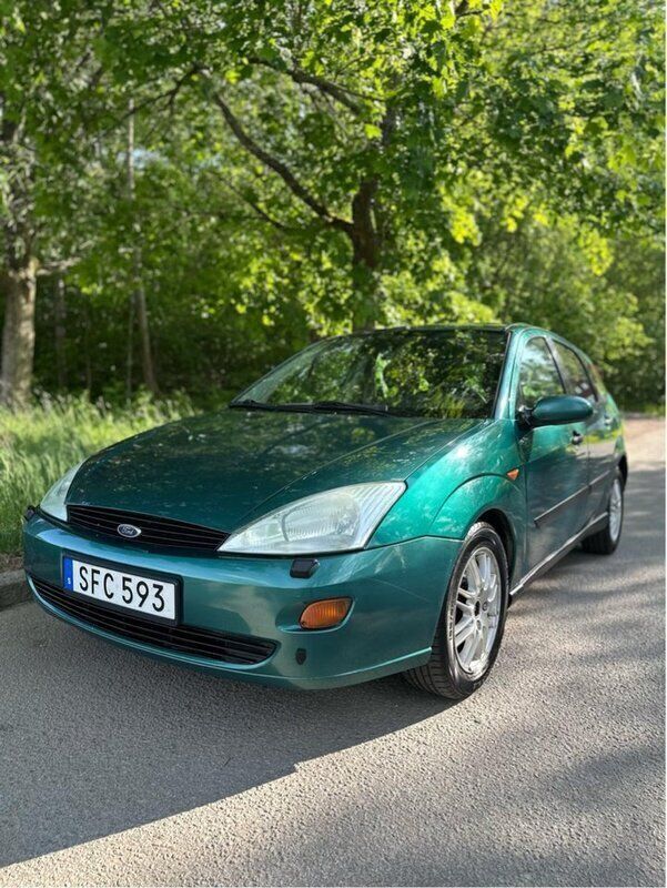 Grön Begagnad 2001 Ford Focus Halvkombi | 12 900 kr (Marknadspris) - Bild 1/4