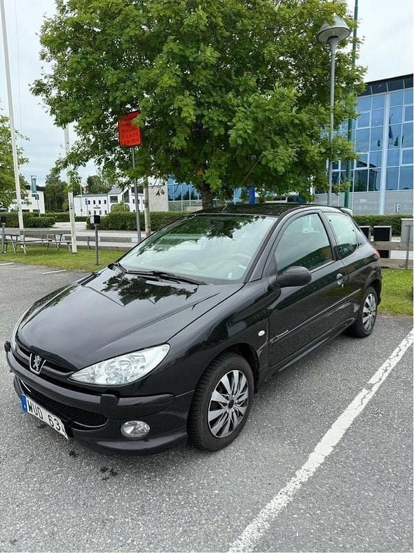 Svart Begagnad 2005 Peugeot 206 Halvkombi | 15 900 kr (Marknadspris) - Bild 1/4