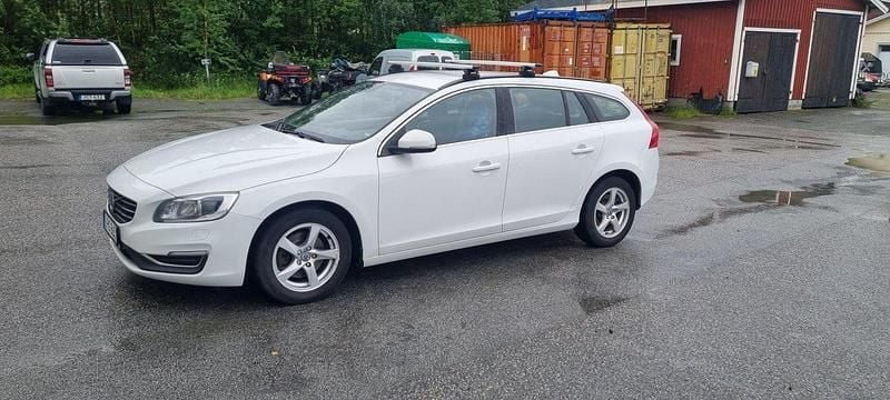 Vit Begagnad 2015 Volvo V60 Momentum Kombi | 95 000 kr (Bra pris) - Bild 1/4
