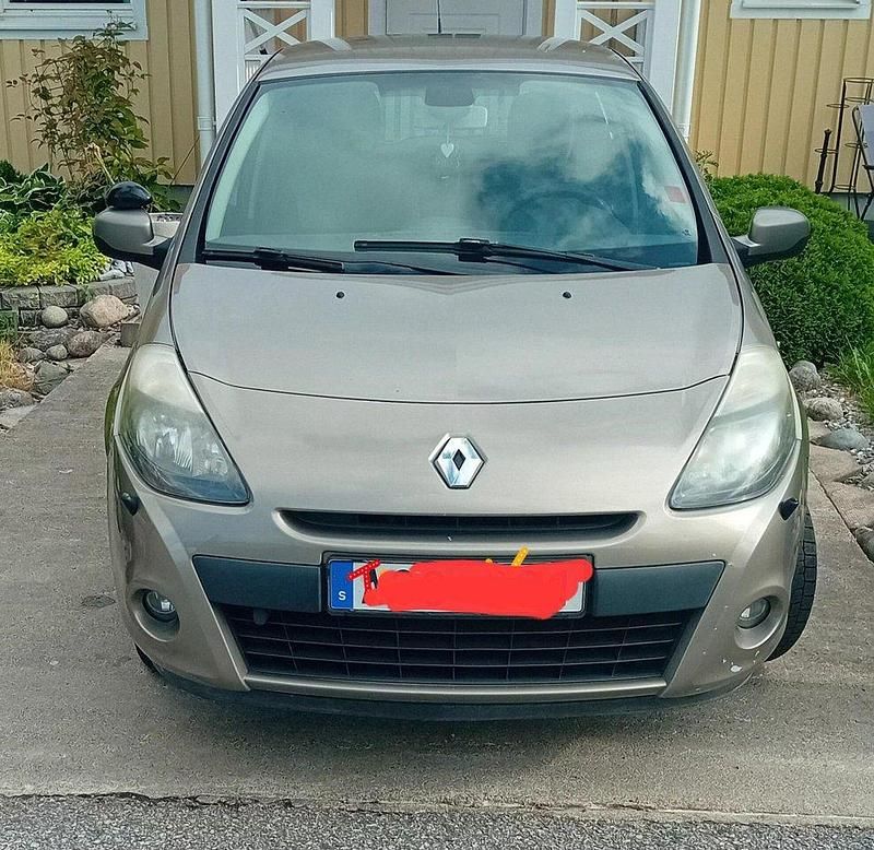Brun Begagnad 2010 Renault Clio R.S. Halvkombi | 30 000 kr (Dyr) - Bild 1/4