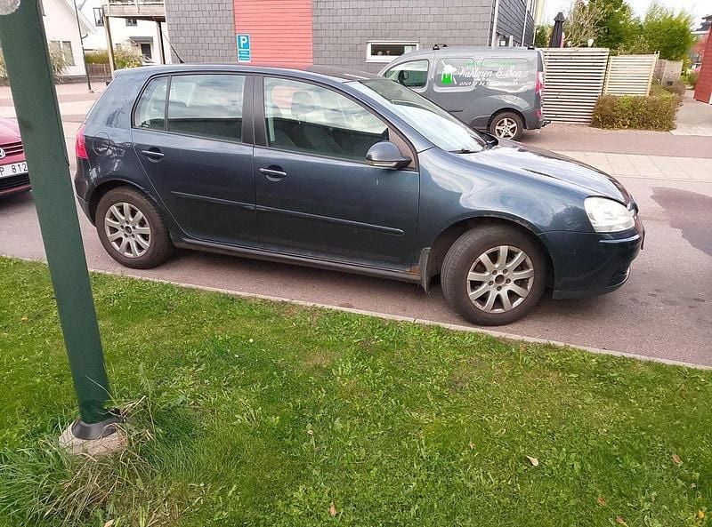 Blå Begagnad 2008 VW Golf VI Trendline Halvkombi | 17 000 kr (Bra pris) - Bild 1/2