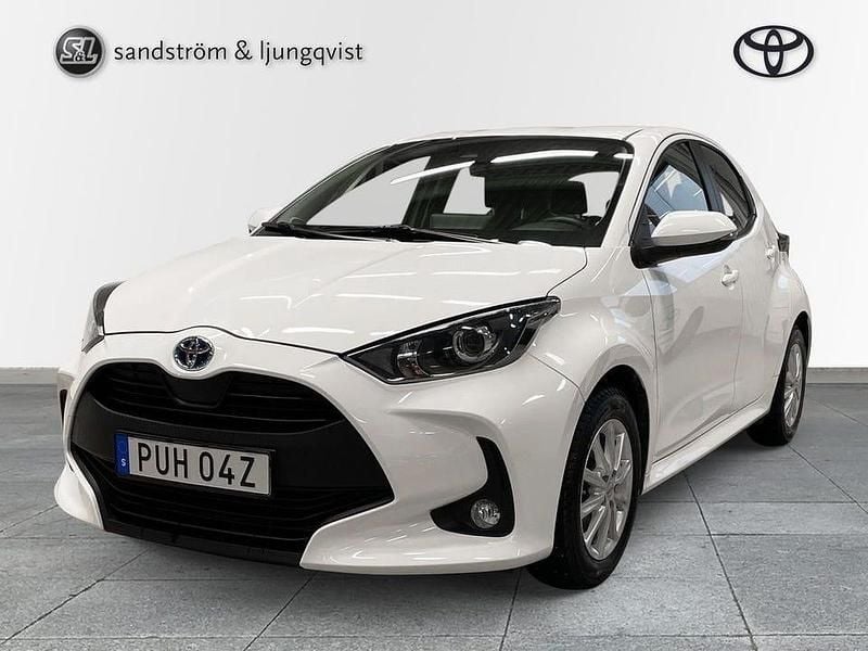 Vit Begagnad 2022 Toyota Yaris Hybrid Active Halvkombi | 209 000 kr (Marknadspris) - Bild 1/3