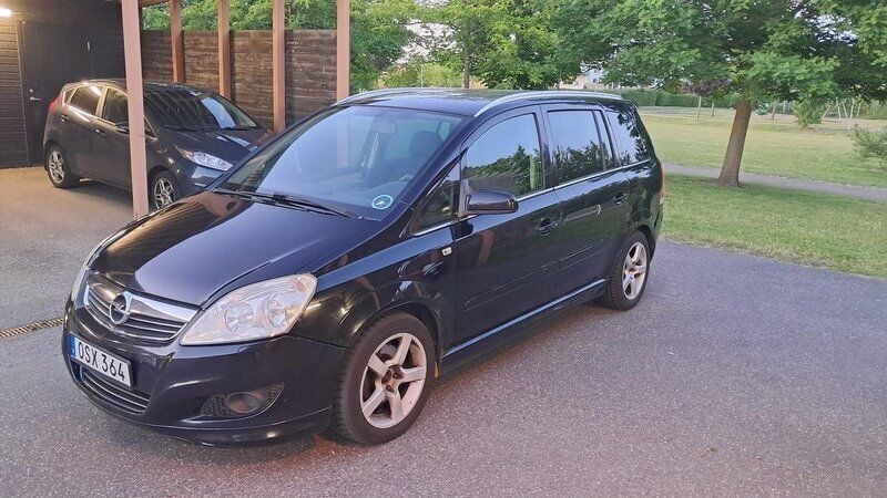 Svart Begagnad 2008 Opel Zafira Minibuss | 5 500 kr (Superpris) - Bild 1/4