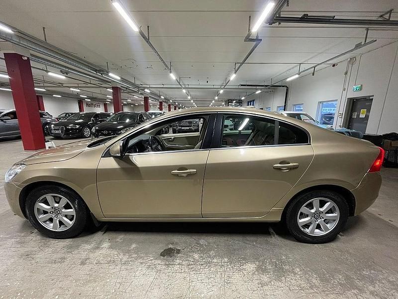 Begagnad Volvo S60 Momentum 163 HK (119 kW) 2011 Brun Sedan