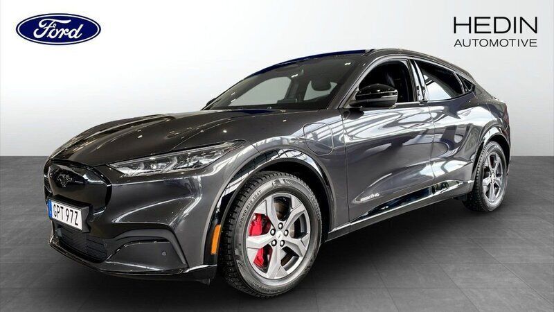 Grå (grey) Begagnad 2021 Ford Mustang Mach-E SUV | 399 900 kr (Lite dyr) - Bild 1/4
