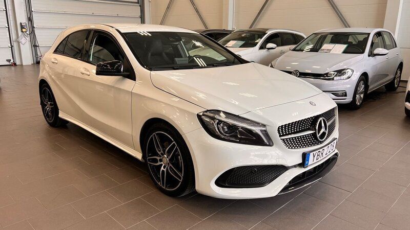 Vit Begagnad 2015 Mercedes A180 AMG Halvkombi | 179 900 kr (Marknadspris) - Bild 1/4