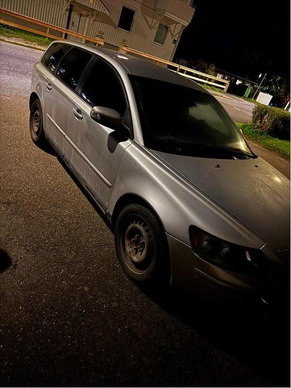 Silver Begagnad 2005 Volvo V50 Momentum Kombi | 5 000 kr (Superpris) - Bild 1/4