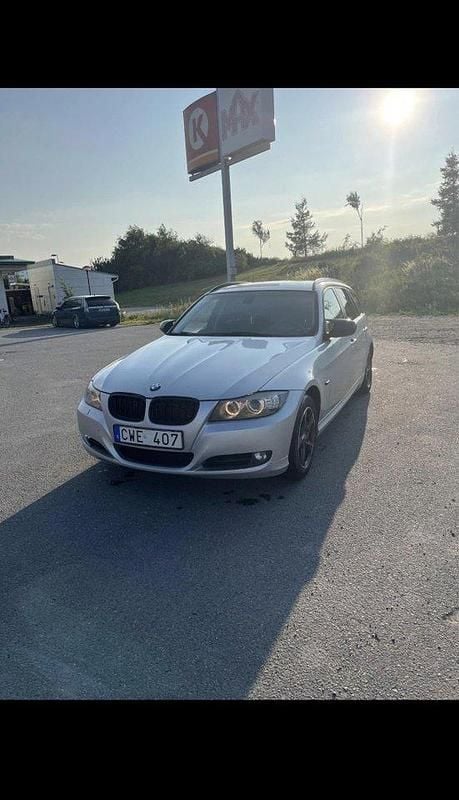 Silver Begagnad 2010 BMW 320 Comfort Edition Kombi | 67 000 kr (Marknadspris) - Bild 1/4