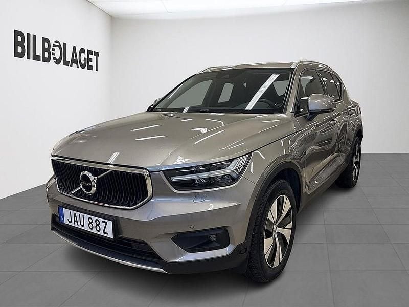 Grå Begagnad 2022 Volvo XC40 Momentum SUV | 339 800 kr (Marknadspris) - Bild 1/4