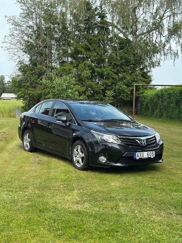 Svart Begagnad 2014 Toyota Avensis Sedan | 95 000 kr (Marknadspris) - Bild 1/4