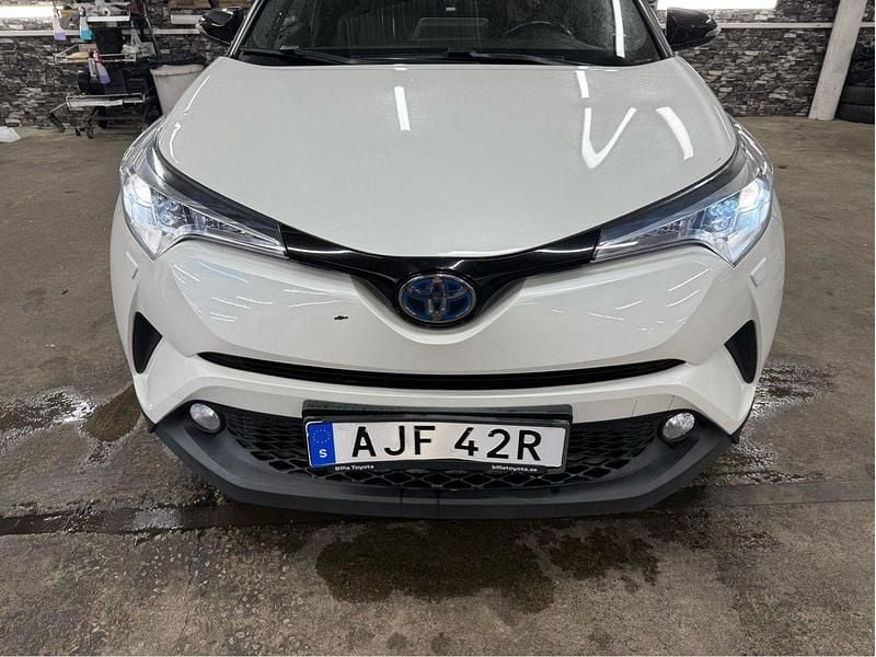 Vit Begagnad 2019 Toyota C-HR Edition SUV | 190 000 kr (Marknadspris) - Bild 1/4