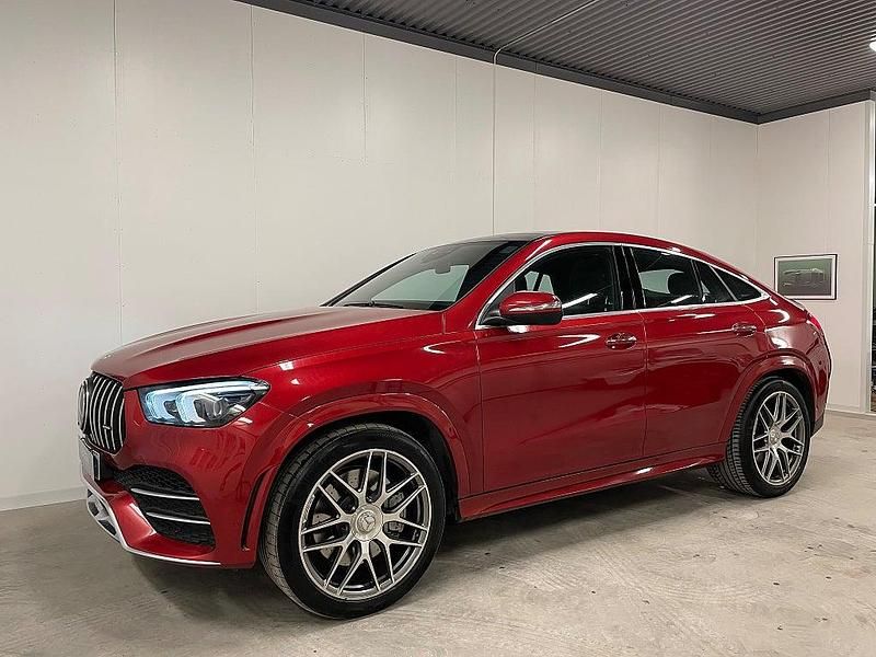 Mörkröd Begagnad 2021 Mercedes GLE53 AMG AMG Sportkupé | 799 000 kr (Bra pris) - Bild 1/4